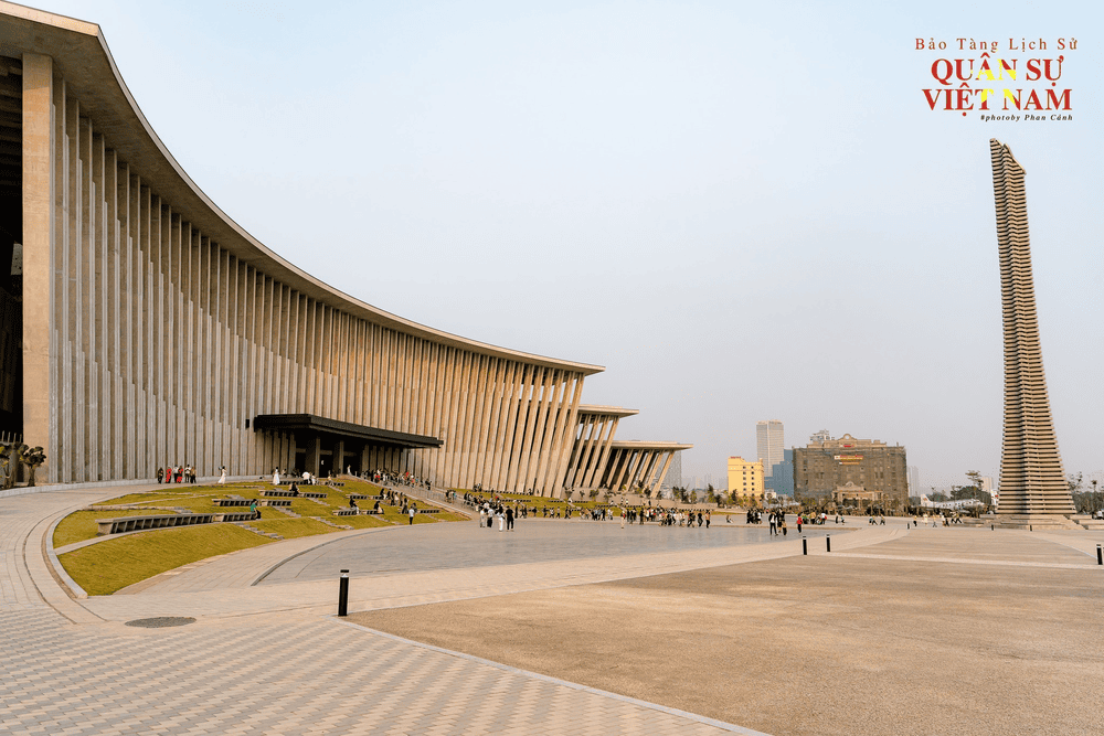 Pay attention to regulations on attire, photography, and other guidelines at the museum to show respect and maintain proper decorum (Source: Bảo t&agrave;ng Lịch sử Qu&acirc;n sự Việt Nam - Đại lộ Thăng Long)
